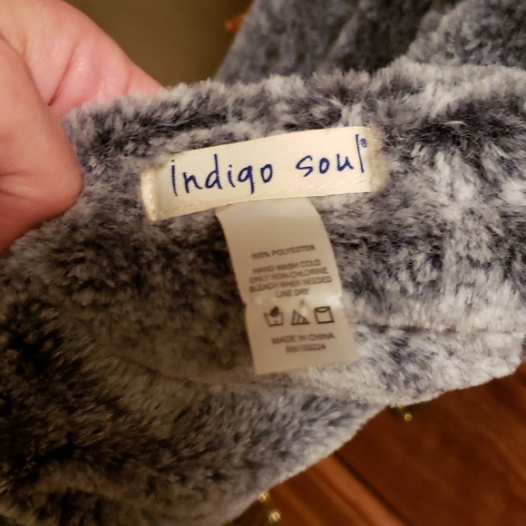 Never worn. Charcoal gray plush scarf - Picture 3 of 4